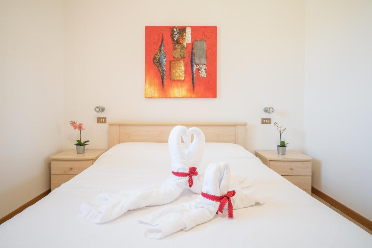 Gardappartamenti Cascinale Pool Desenzano del Garda Buitenkant foto